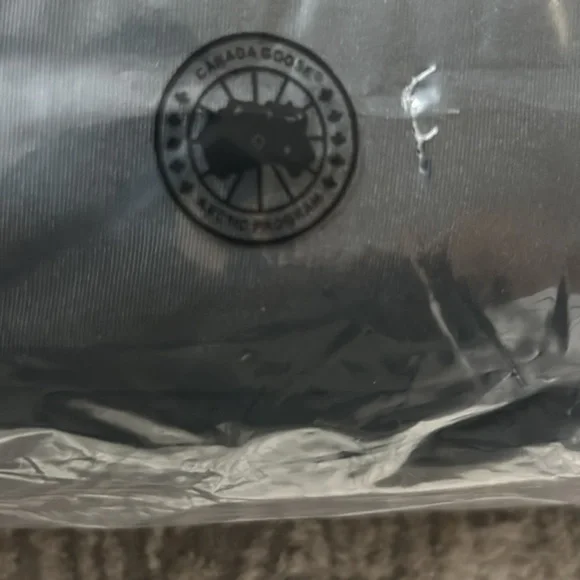 Canada goose jacket with real fur brand new sealed XL but fits like a large - Picture 8 of 10